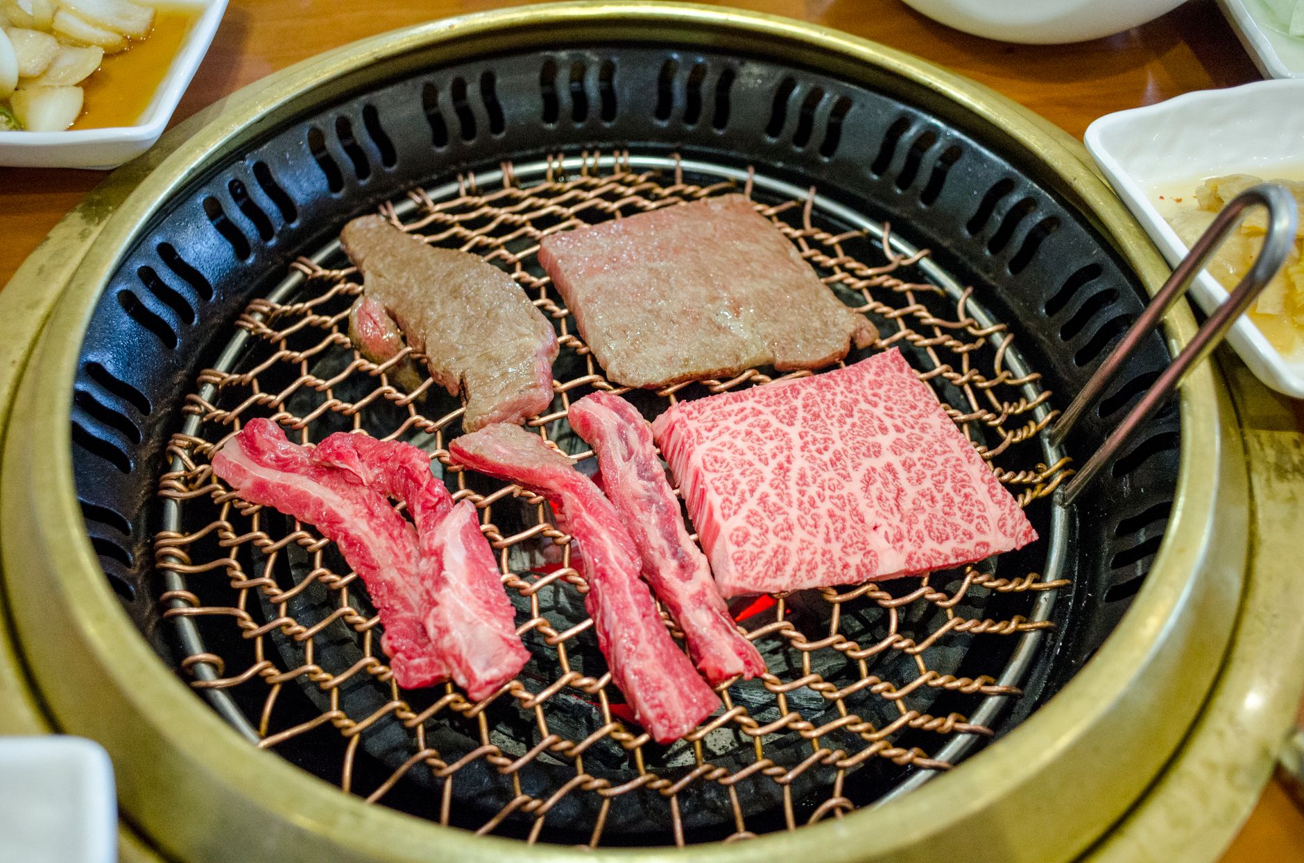 숯불 위에서 구워지는 고기
